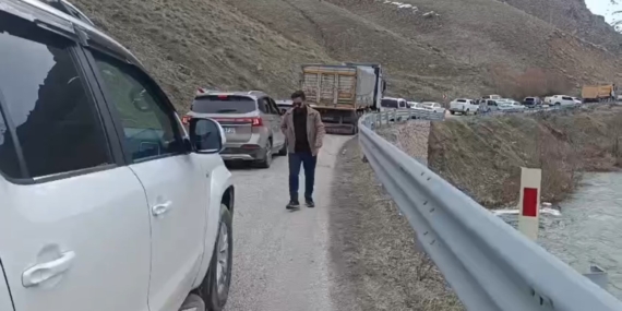 heyelan-nedeniyle-yuksekova-yolunda-olusan-trafik-yogunlugu-ve-sonuclari-qZ8tx4QK.jpg