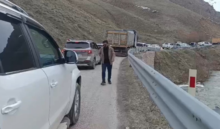 heyelan-nedeniyle-yuksekova-yolunda-olusan-trafik-yogunlugu-ve-sonuclari-qZ8tx4QK.jpg