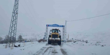 igdirda-karla-mucadele-ve-yol-genisletme-calismalariyla-ulasim-guvencede-4PnGt3Aq.jpg