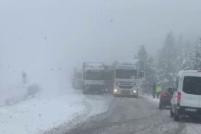 kar-yagisi-ardahanda-yolda-yol-aciyor-hanakdamal-yollarinda-guncel-takip-Mz2VqvTe.jpg