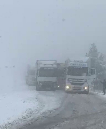 kar-yagisi-ardahanda-yolda-yol-aciyor-hanakdamal-yollarinda-guncel-takip-Mz2VqvTe.jpg