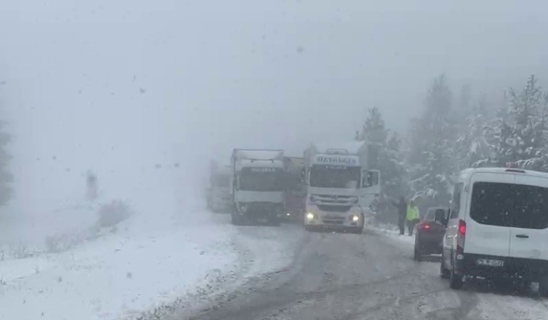 kar-yagisi-ardahanda-yolda-yol-aciyor-hanakdamal-yollarinda-guncel-takip-Mz2VqvTe.jpg