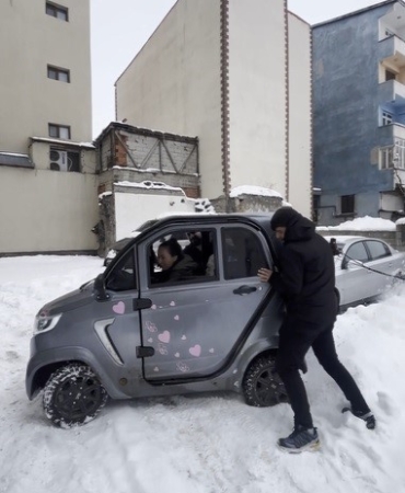 karsta-karla-mucadelede-dayanisma-surucu-ve-vatandaslar-birlikte-araci-kurtardi-cNflWKDK.jpg