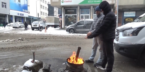 Kars’ta Mart Soğuğu: Battaniyeler, Kaynar Su ve Buz Sarkıtlarıyla Mücadele