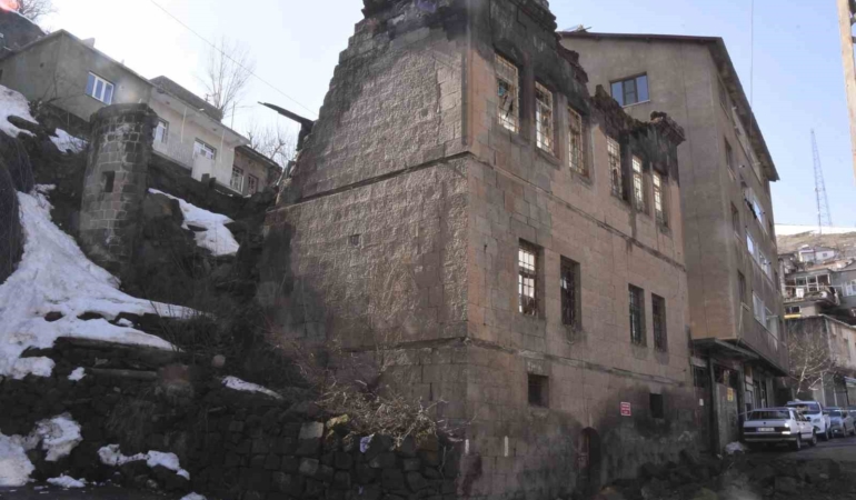 kis-sartlari-bitliste-tarihi-yapilari-tehlikeye-atiyor-miras-ve-tescil-sorunlari-cozum-bekliyor-uqITfmeJ.jpg