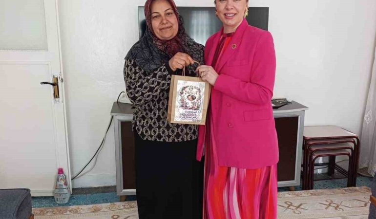 korhat-mahallesi-muhtari-dilek-dereden-kadinlar-gunu-anlamli-hediye-dokunusu-bOFRGq9T.jpg