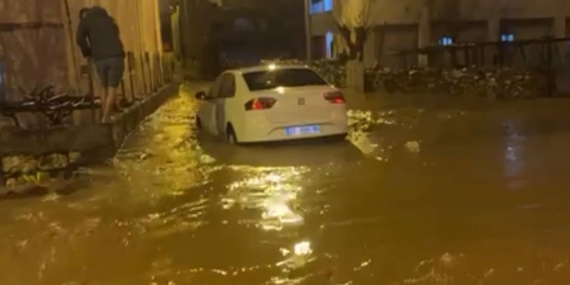 Kurtalan’da Şiddetli Yağış Sonrası Sokaklar Su Altında Kaldı: Araçlar Mahsur