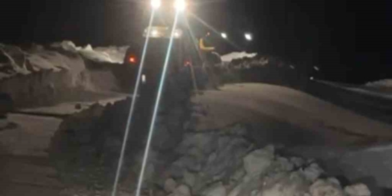 Muş’ta Fırtına Sonrası Yolda Yeniden Trafiğe Açma Çalışmaları