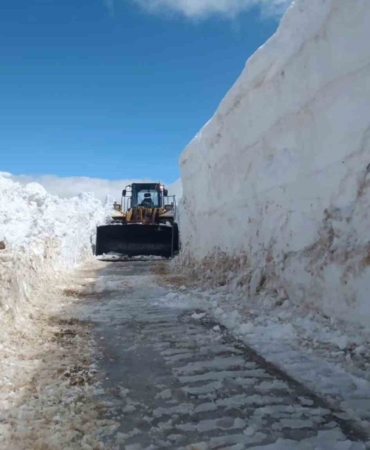 orgulu-ve-karlitepe-yollarinda-cig-ve-karla-mucadele-ulasim-tekrar-saglandi-Ti44WgO1.jpg