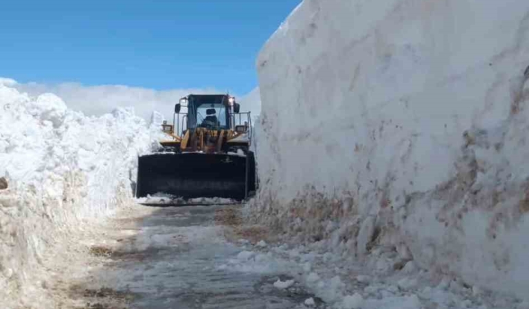 orgulu-ve-karlitepe-yollarinda-cig-ve-karla-mucadele-ulasim-tekrar-saglandi-Ti44WgO1.jpg
