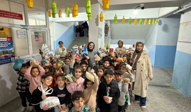 ramazan-ayinda-dayanisma-bir-avuc-iyilik-projesiyle-kiyida-kalanlara-umut-tasiyan-gida-dagitimi-GXHDk8Ym.jpg