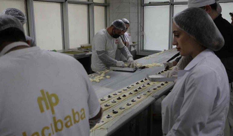 ramazan-ayinda-diyarbakirin-tatli-imalathanelerinde-hijyen-ve-kalite-onceligi-DZCkNTCC.jpg