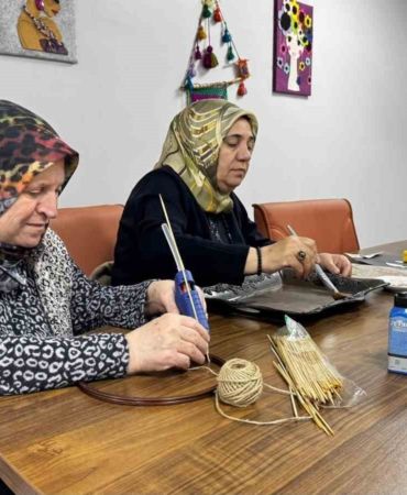 sifir-atik-kursunda-ev-esyalariyla-yeniden-dekor-geri-donusumle-el-sanatlari-MOAw1Tyz.jpg