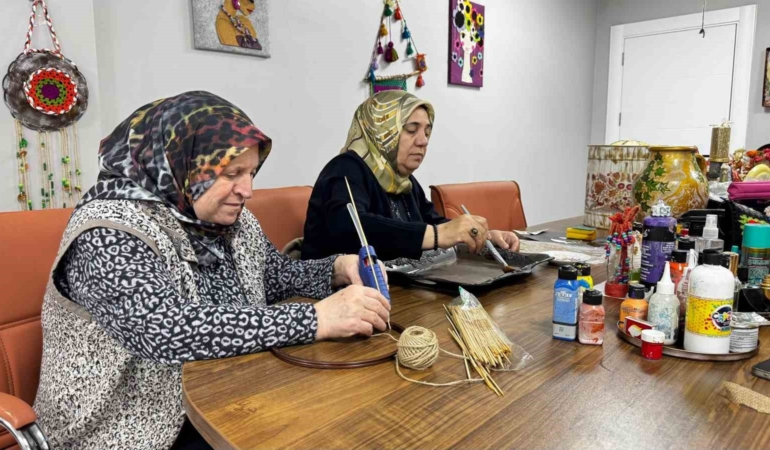 sifir-atik-kursunda-ev-esyalariyla-yeniden-dekor-geri-donusumle-el-sanatlari-MOAw1Tyz.jpg