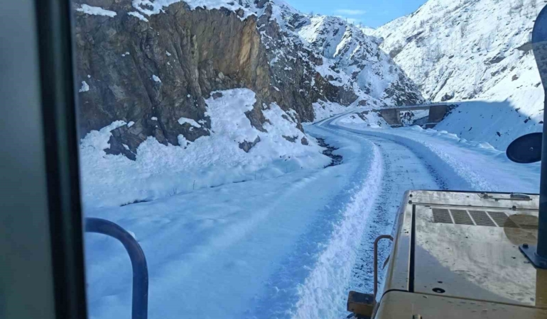 solhanda-yogun-kar-yolu-acma-seferberligi-kapali-koy-ve-mezra-yollari-yeniden-ulasima-acildi-SfPdPgOt.jpg