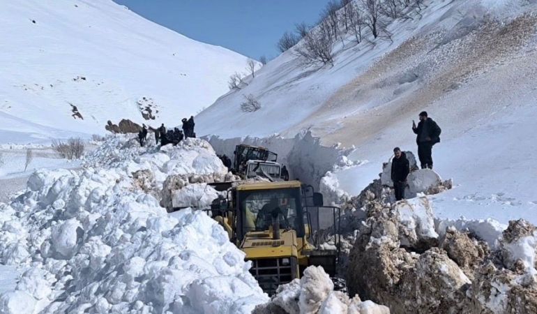 tuncelide-kar-yagisinin-ardindan-koy-yolu-ulasimi-yeniden-saglandi-yogun-gayretler-sonuc-verdi-memvbzTt.jpg