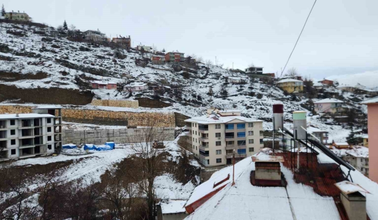 tuncelide-sabah-baslarinda-kar-yagisi-basladi-hizla-kiyiya-karisik-yagmura-donustu-qDNuFZfB.jpg