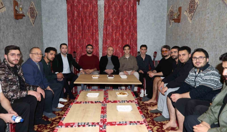 vali-numan-hatipoglu-ile-yurtta-iftar-sevincine-ortak-olunan-anlar-QiyLOsXB.jpg