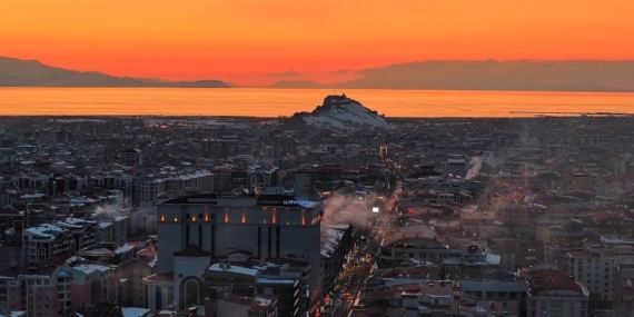 Van Gölü’nde Günbatımının Büyüleyici Dansı: Sular Üzerinde Kızıllığın Zarafeti