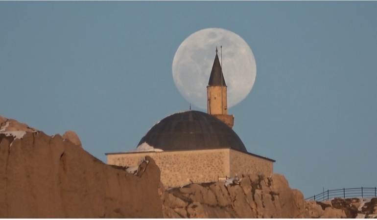 van-kalesi-ve-dolunay-tarih-ile-gokyuzunun-bulustugu-an-dxMwmG3H.jpg
