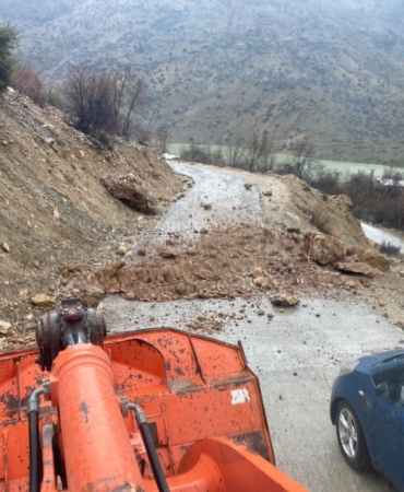 yagis-sonrasi-heyelan-kapanan-koy-yollari-yeniden-ulasima-acildi-3nAkOUwl.jpg
