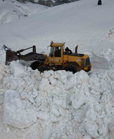 yukari-karaboy-koy-yolu-karla-mucadelede-yol-acma-calismalari-devam-ediyor-WBuySvNn.jpg