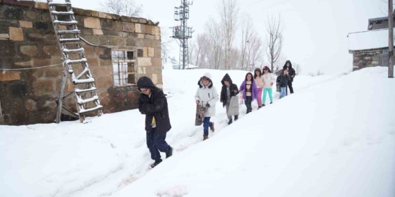 Yukarı Yongalı’da Karla Kaplı Bayram Coşkusu: Şeker Toplama ve Aile Ziyaretleri