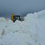 aydinlarda-karla-mucadele-yollar-3-metreyi-bilen-olculerde-bile-aciliyor-vxn8Mkk1.jpg