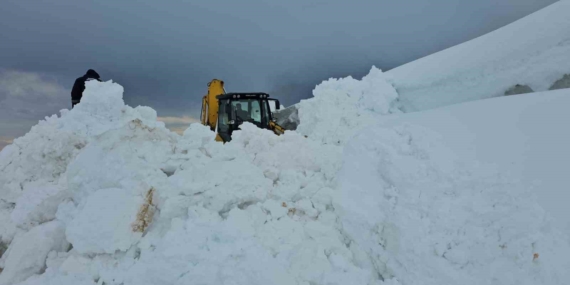 Aydınlar’da Karla Mücadele: Yollar 3 Metreyi Bilen Ölçülerde Bile Açılıyor