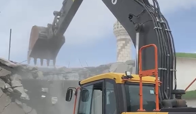 cermikte-hasar-goren-cami-yikimi-tamamlandi-ve-yeni-cami-icin-destek-cagrisi-fYOjryEh.jpg