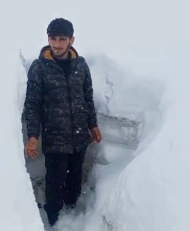 dedebulak-koyunde-kar-yagisi-tesirini-surduruyor-evler-kar-altinda-insan-boyunda-kar-4AVO3yvy.jpg