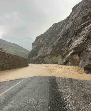 derecik-yolu-saganak-sonrasi-kapatildi-yol-acma-calismalari-suruyor-c6mwu13M.jpg