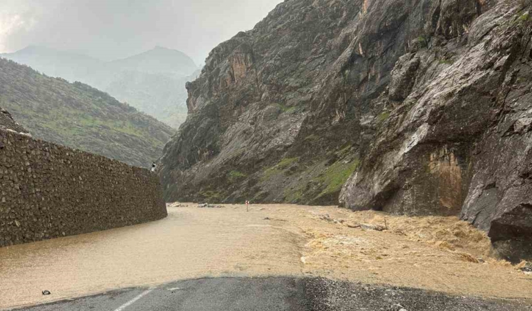 derecik-yolu-saganak-sonrasi-kapatildi-yol-acma-calismalari-suruyor-c6mwu13M.jpg