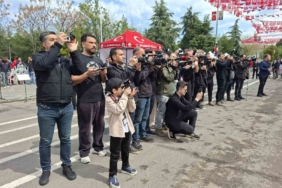 diyarbakir-23-nisanda-minik-gazeteci-ibrahim-efe-irmakin-kamerasina-ilgi-buyuktu-MBPeGQYU.jpg