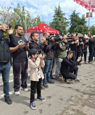 diyarbakir-23-nisanda-minik-gazeteci-ibrahim-efe-irmakin-kamerasina-ilgi-buyuktu-MBPeGQYU.jpg