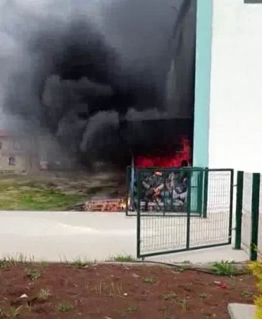 diyarbakir-4-etap-osbde-atik-deposu-yangini-ekipler-mudahale-etti-kdvUrJ7r.jpg
