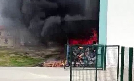 Diyarbakır 4. Etap OSB’de Atık Deposu Yangını: Ekipler Müdahale Etti