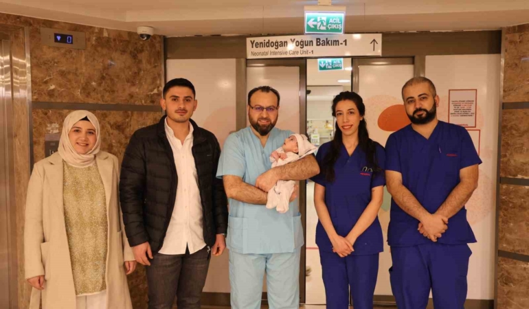 diyarbakirda-dogumdan-sonra-bagirsak-atrezisiyle-mucadele-veren-bebek-79-gun-sonunda-taburcu-ZOeeBxuz.jpg
