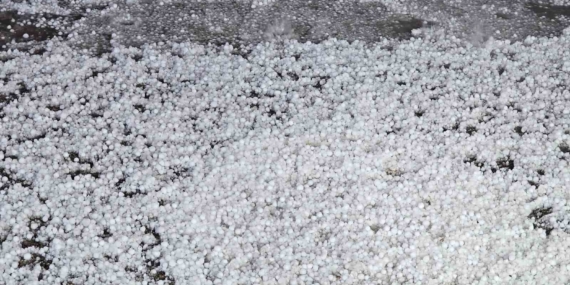 Elazığ’da Dolu ve Sağanak Etkisi: Cadde ve Sokaklar Beyaza Büründü