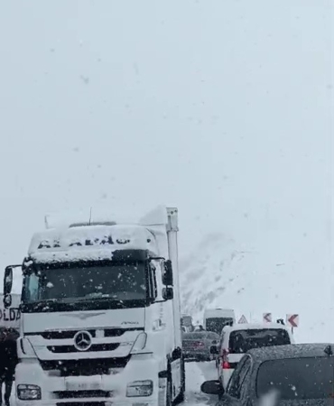 erzurumda-yogun-kar-yagisi-ulastirmayi-olumsuz-etkiliyor-karayollarinda-araclar-zaman-zaman-kilitleniyor-nyp7Zan4.jpg