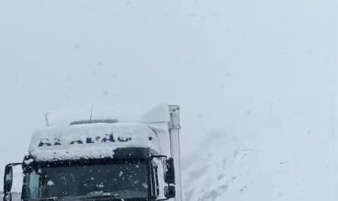 erzurumda-yogun-kar-yagisi-ulastirmayi-olumsuz-etkiliyor-karayollarinda-araclar-zaman-zaman-kilitleniyor-nyp7Zan4.jpg