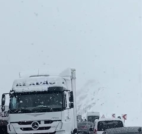 erzurumda-yogun-kar-yagisi-ulastirmayi-olumsuz-etkiliyor-karayollarinda-araclar-zaman-zaman-kilitleniyor-nyp7Zan4.jpg