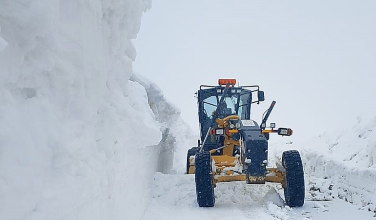 erzurumun-palandoken-ve-kirsalinda-bahar-karla-mucadele-3-metreyi-asan-karla-zorlu-gunler-9n4OJFts.jpg