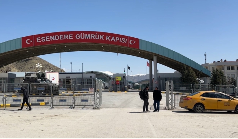 esendere-sinir-kapisinda-tansiyon-ve-guvenlik-onlemleri-yolcu-ve-ticaret-akisinda-yeni-duzenlemeler-UhshriEi.jpg