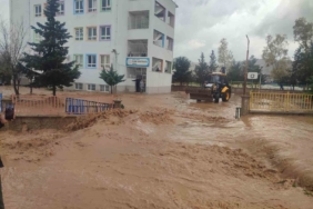gulseren-enver-tufekcioglu-ilkokulunda-yagis-sonrasi-su-baskiniyla-75-ogrenci-tahliye-edildi-IBBhd4r9.jpg