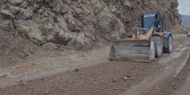 heyelan-sonrasi-korudibi-yolunda-ulasima-yeniden-acilma-ekipler-yogun-calisti-nPlOXS9O.jpg
