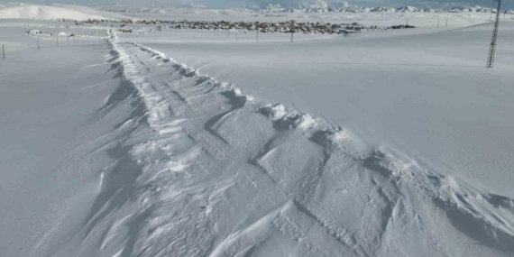 Karayazı’da Yoğun Kar Yağışıyla Büzülen Yolları Belediyenin Hızlı Müdahalesiyle Açılıyor