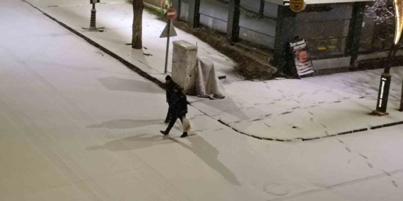 Kars’ta Aniden Yükselen Kar Yağışıyla Bahar Erken Gelmedi: Sokaklar Beyaza Büründü