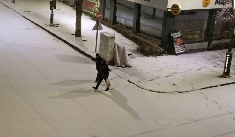 karsta-aniden-yukselen-kar-yagisiyla-bahar-erken-gelmedi-sokaklar-beyaza-burundu-Zj3ktLQz.jpg