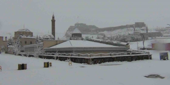 karsta-bahari-erteleyen-kar-yagisi-ve-sehir-genelinde-uyanan-beyaz-manzara-mpQDfzr3.jpg